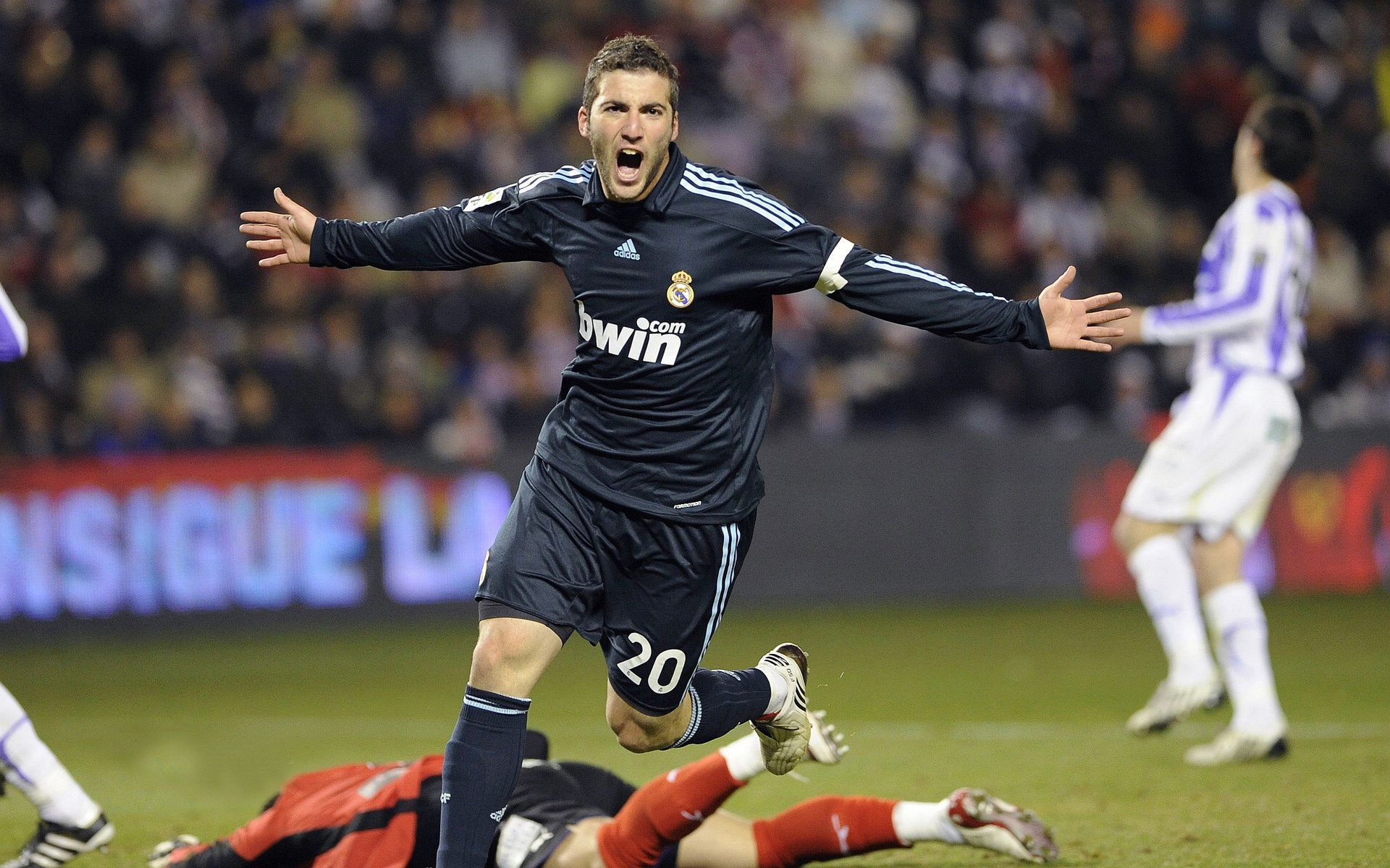 田径世锦赛男子百米决赛 “人类飞人”大战群雄